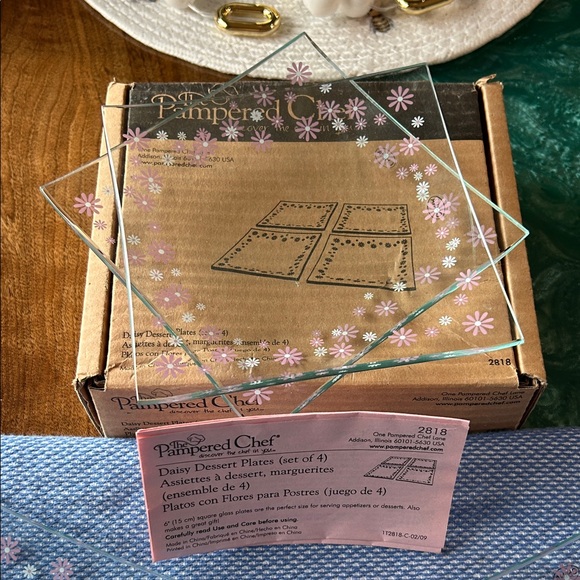 Pampered Chef Retired Glass Plates 6" Square DAISY #2818 Pink White Floral 4-Pc - Picture 1 of 9